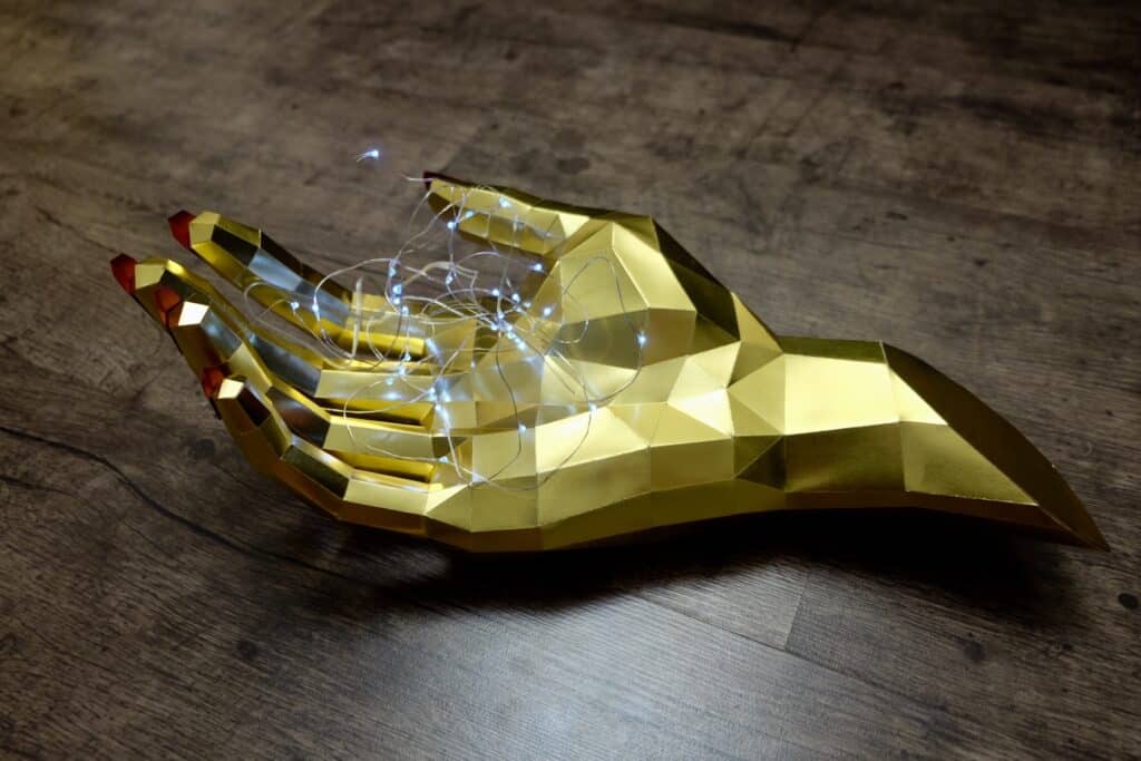 Papercraft of a right hand in origami 3D