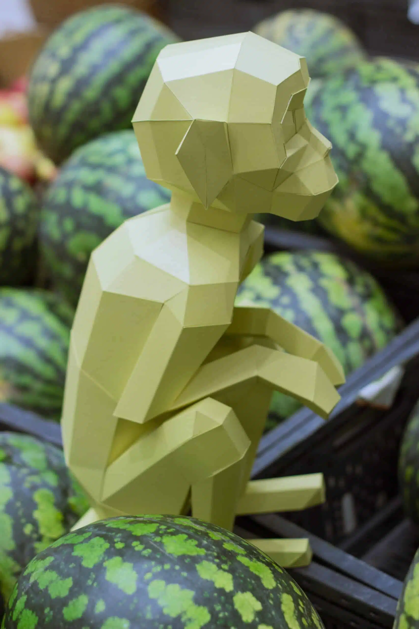 Scimmia seduta in papercraft 3D, dettaglio