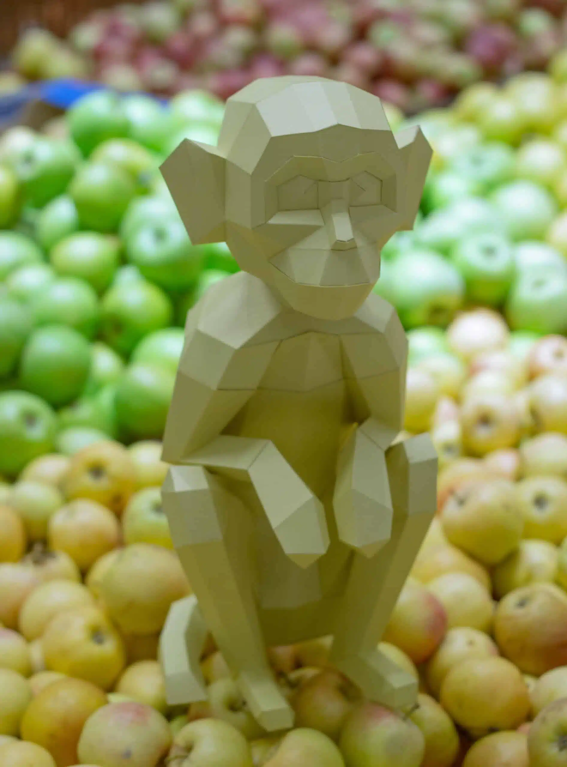 Scimmia seduta in papercraft 3D, vista 2
