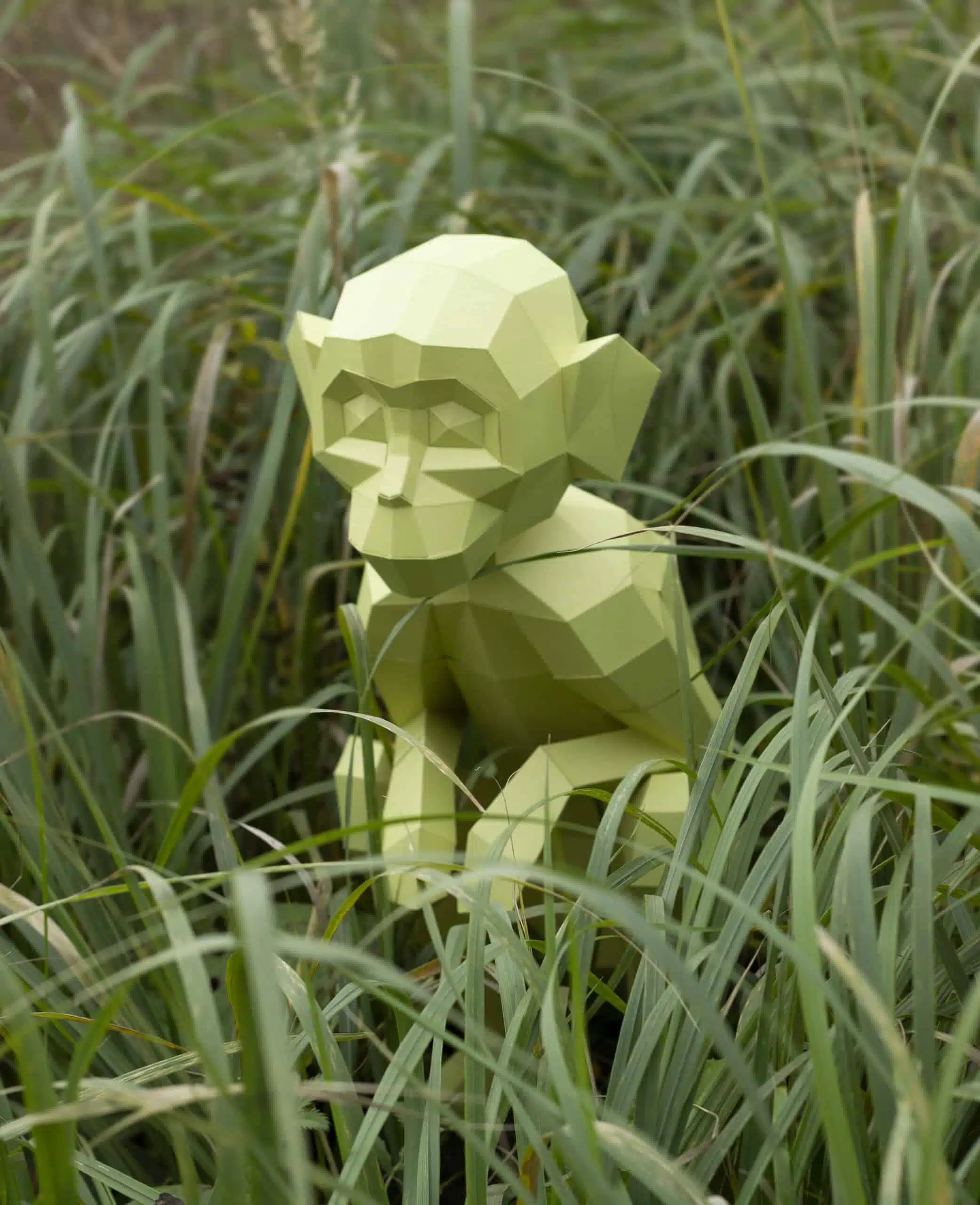 Scimmia seduta in papercraft 3D, vista posteriore