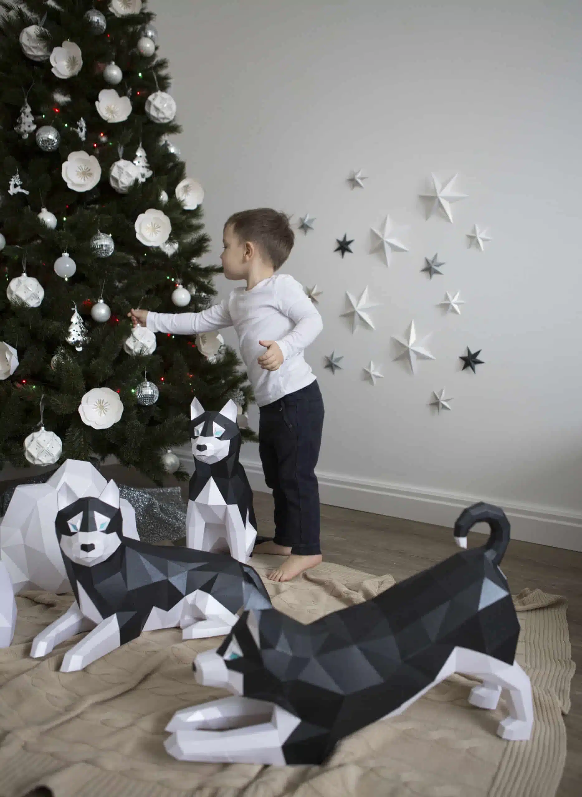 Husky acostado en papercraft 3D, vista 2