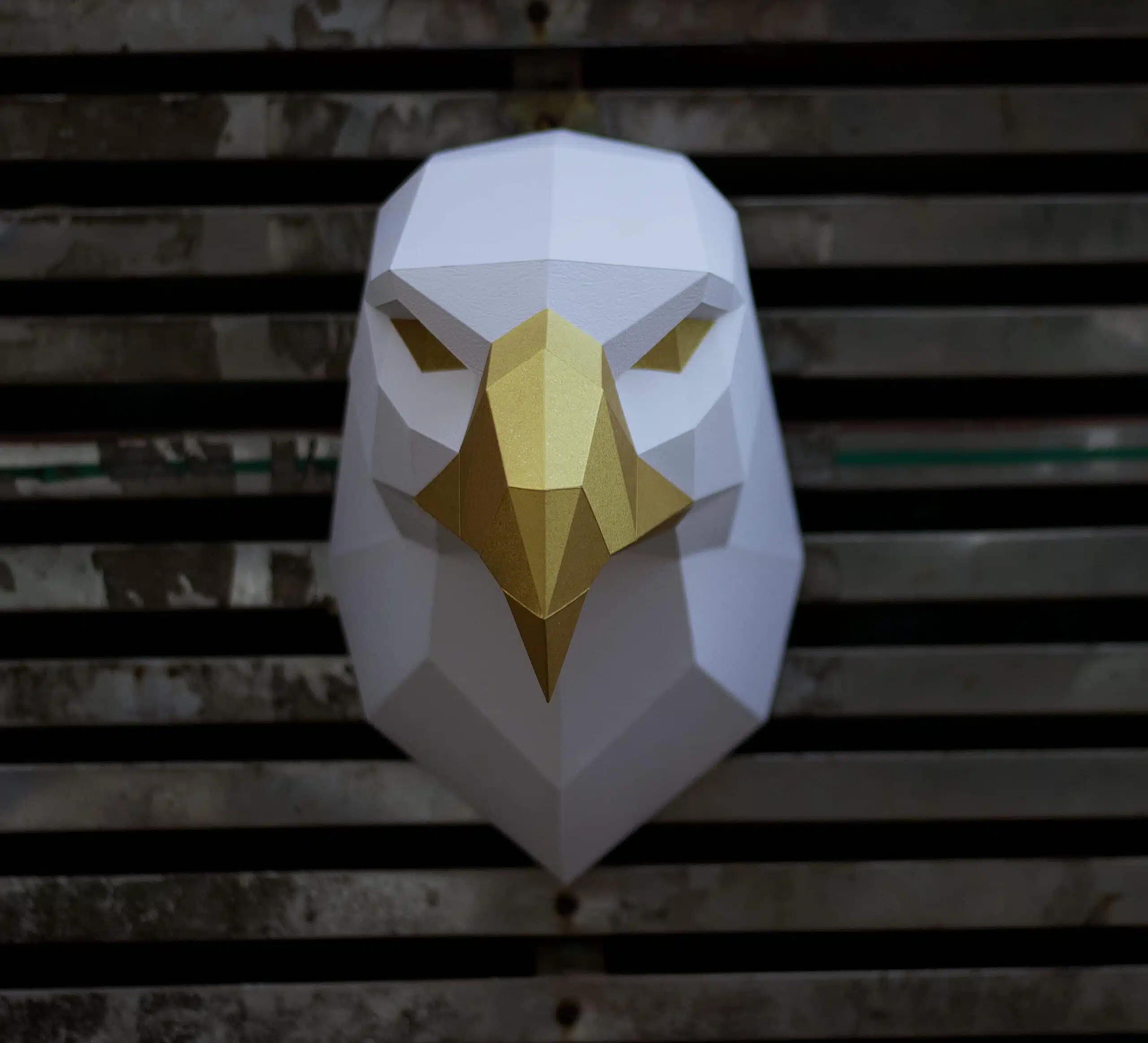 Kop van arend in 3D-papercraft, weergave 5