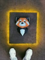 Papercraft di panda rosso in costume in origami 3D