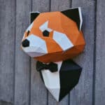 Papercraft di panda rosso in costume in origami 3D