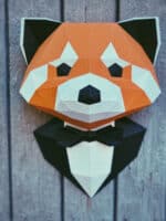 Papercraft di panda rosso in costume in origami 3D