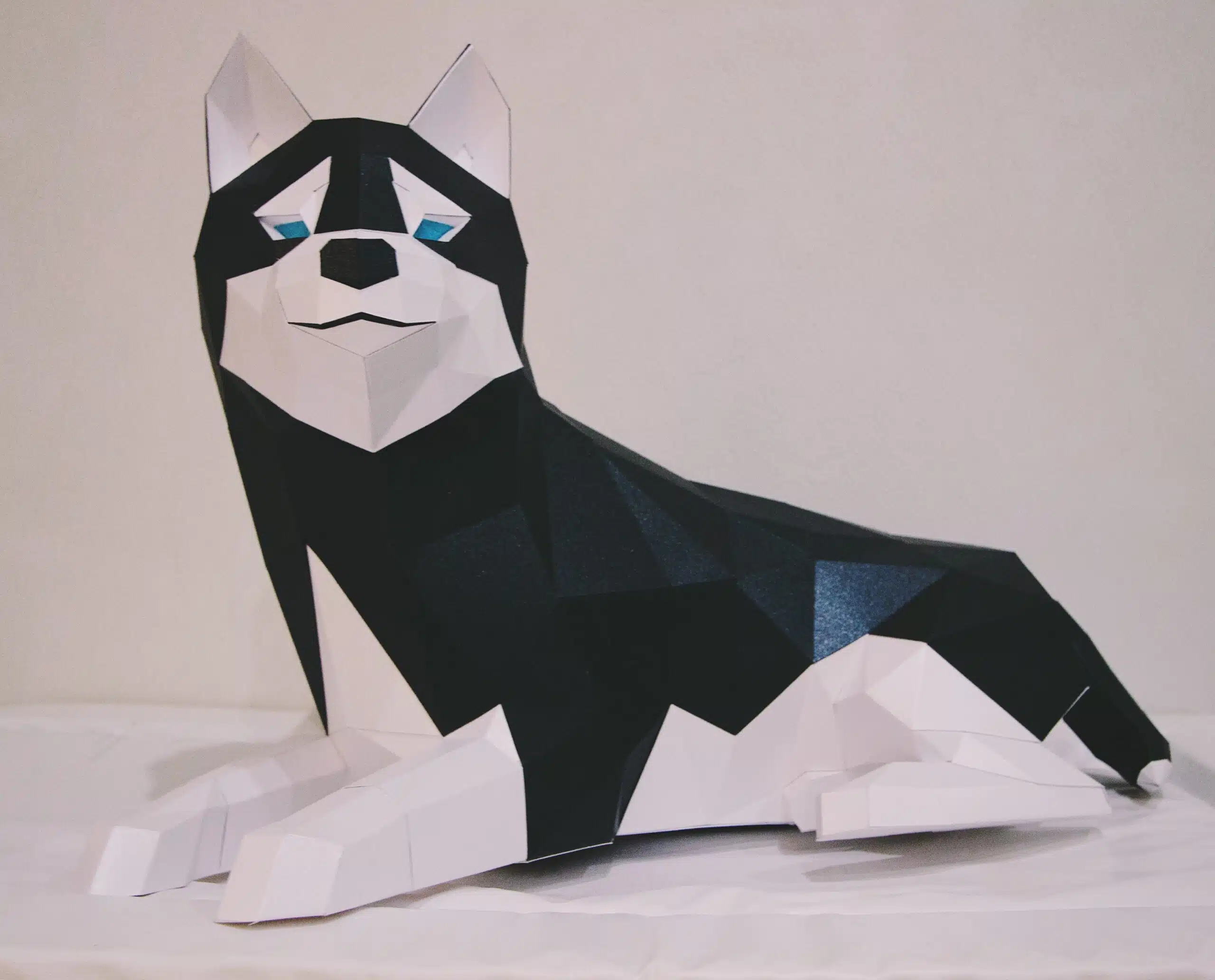 Husky liggend papercraft 3D, weergave 6