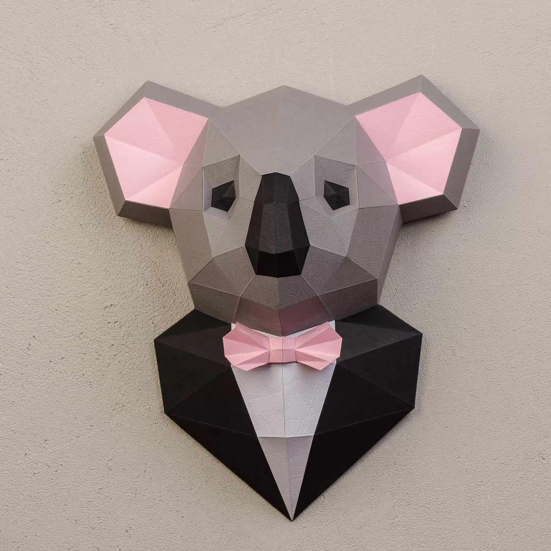 Koala in costume in papercraft 3D, vista laterale