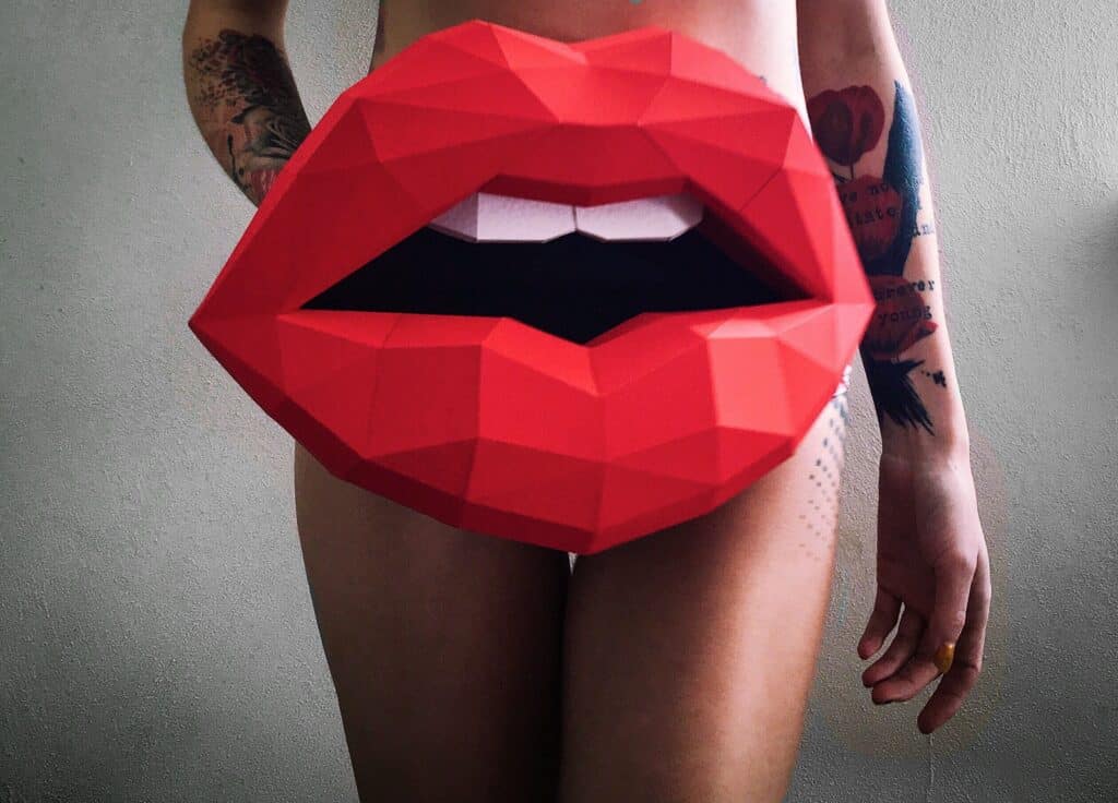 Papercraft of 3D red lips in origami