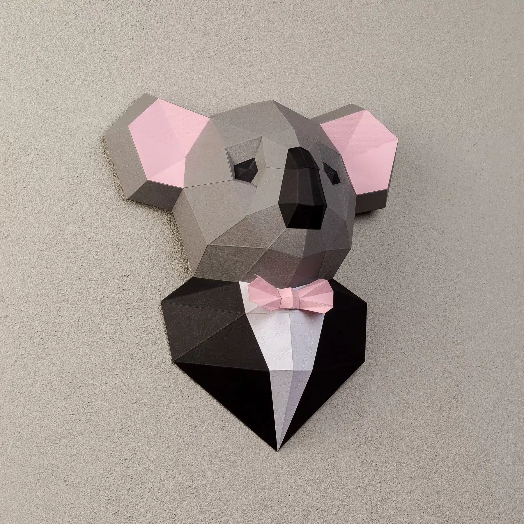 Koala in costume in papercraft 3D, vista posteriore