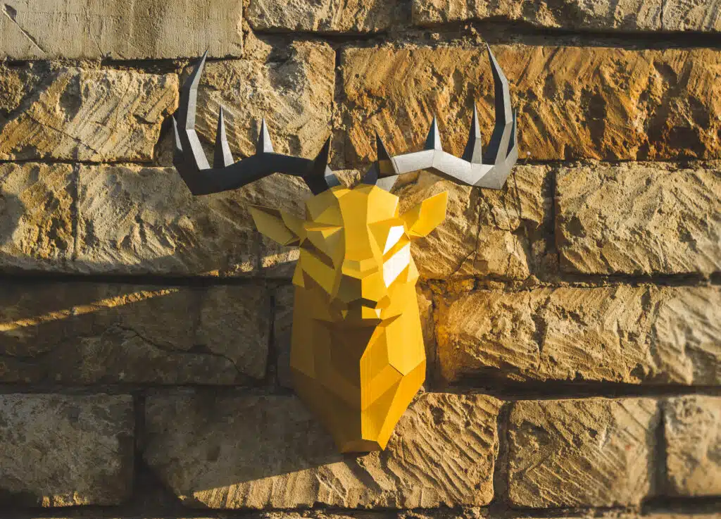 Cabeça de cervo amarela em papercraft 3D