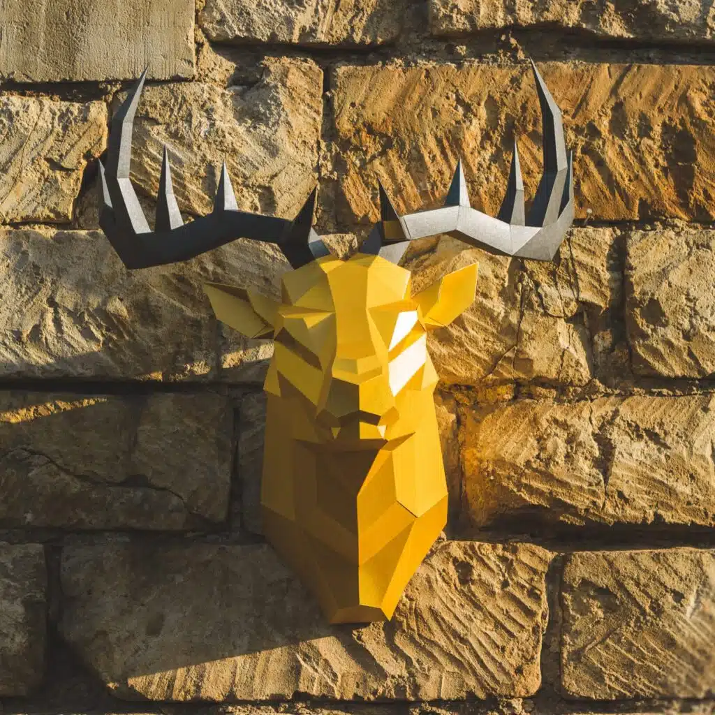 Cabeça de cervo amarela em papercraft 3D