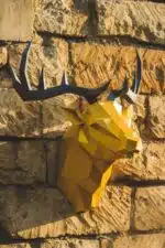 Cabeça de cervo amarela em papercraft 3D