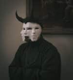 Papercraft de máscara veneziana com três rostos em origami 3D