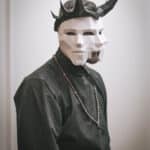 Papercraft de máscara veneziana com três rostos em origami 3D