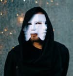 Papercraft de máscara veneziana com três rostos em origami 3D