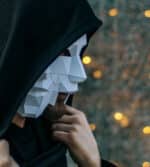 Papercraft de máscara veneziana com três rostos em origami 3D