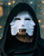 Papercraft de máscara veneziana com três rostos em origami 3D