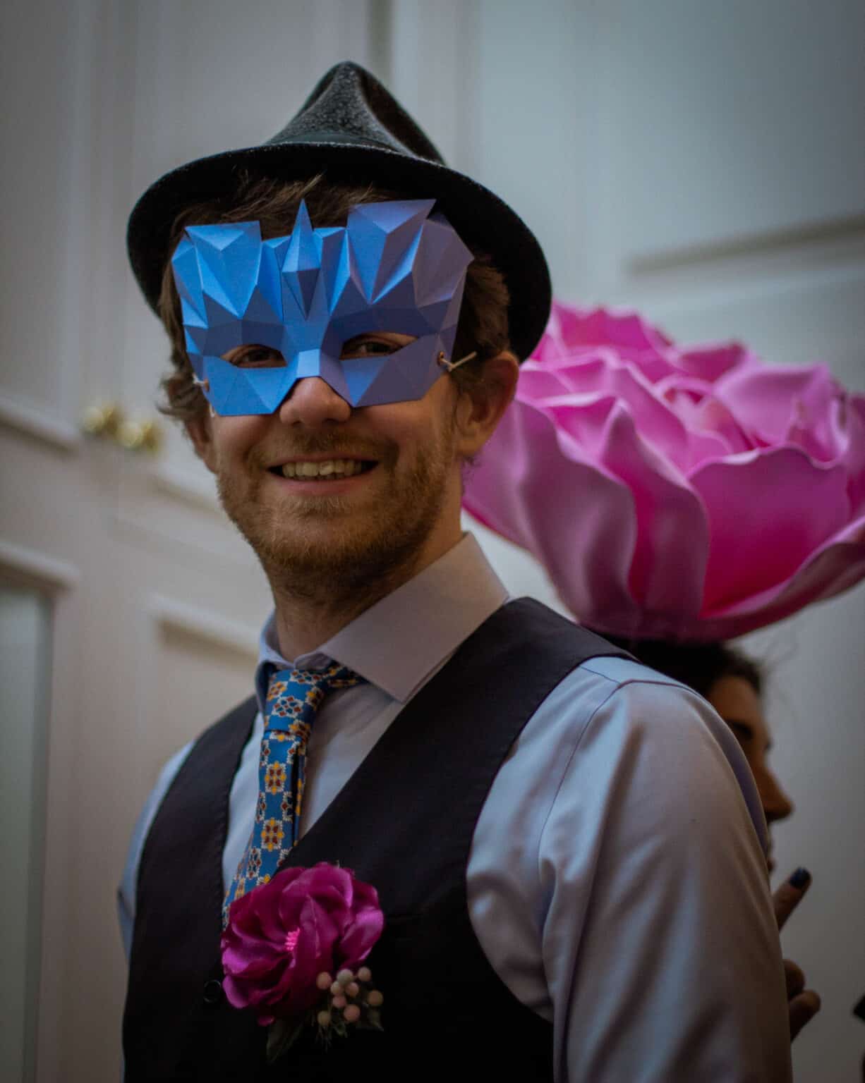 Papercraft de máscara veneziana em origami 3D