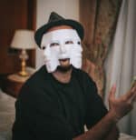 Papercraft de máscara veneziana com três rostos em origami 3D