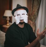 Máscara veneziana de três rostos em papercraft 3D