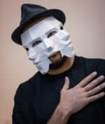 Papercraft de máscara veneziana com três rostos em origami 3D