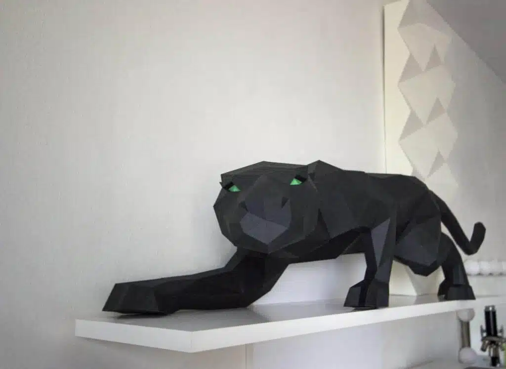 Panter in papercraft 3D met groene ogen, weergave 2