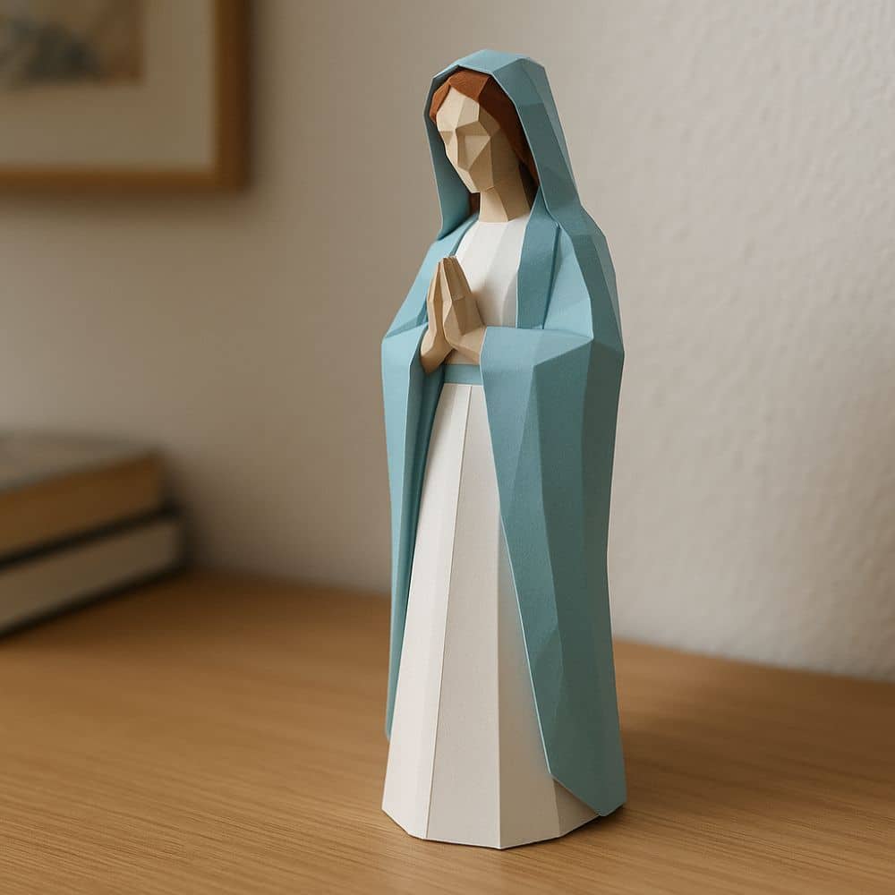 Papercraft of Virgin Mary in origami 3D