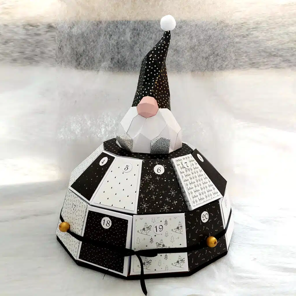 Papercraft sea turtle in 3D origami