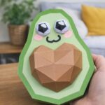 Papercraft de aguacate con corazón en origami 3D