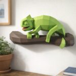 Papercraft de camaleão no galho em origami 3D