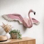 Papercraft de flamant rose mural avec des ailes en origami