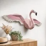 Papercraft de flamant rose mural avec des ailes en origami