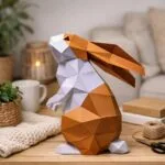 Papercraft di coniglio in piedi bianco e fulvo in origami 3D