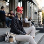 Papercraft de máscara de caveira com chifres em origami 3D