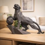Papercraft di pantera su una scogliera in origami 3D