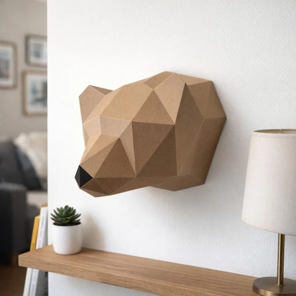 Papercraft de cabeza de trofeo de oso con la boca cerrada en origami 3D
