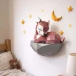 Papercraft cerbiatto su roccia in origami