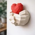 Papercraft mains tenant un cœur en origami