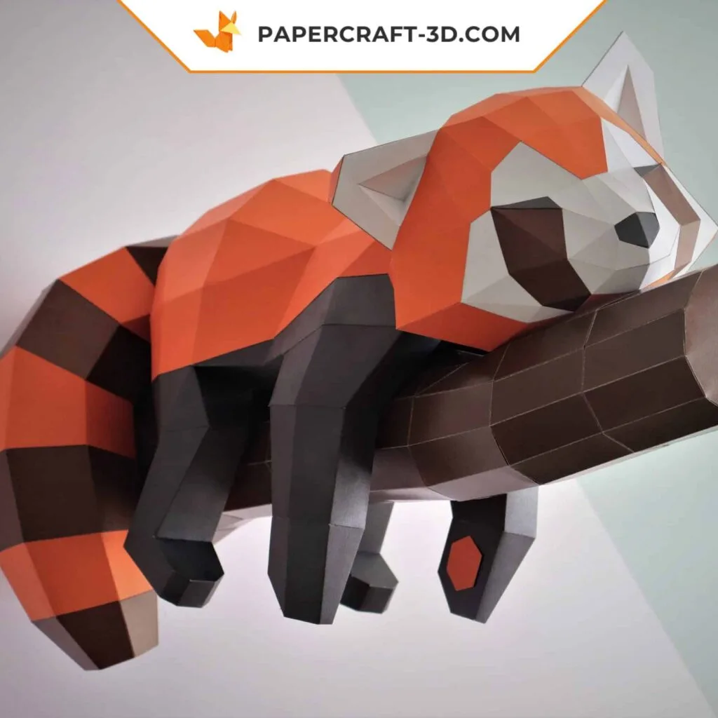 Papercraft Roter Panda als 3D-Origami-Wandfigur auf seinem Ast