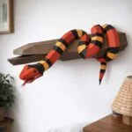 Papercraft serpent royal écarlate sur sa branche