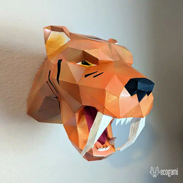Papercraft de cabeza de tigre dientes de sable en origami 3D