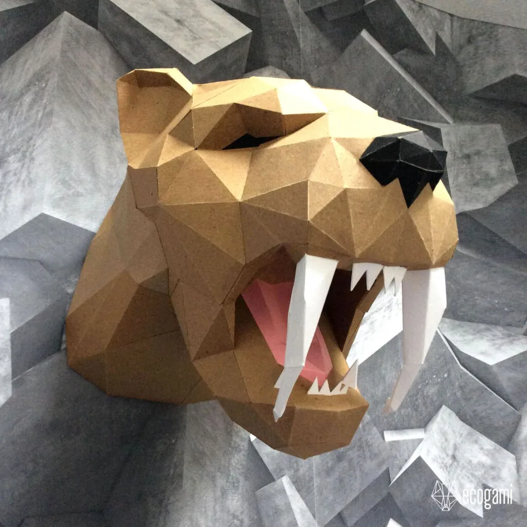 Papercraft de cabeza de tigre dientes de sable en origami 3D