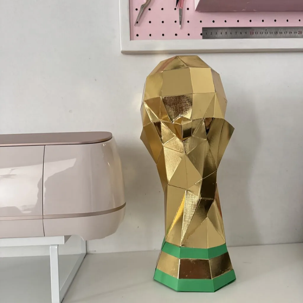 Goldene Fußballtrophäe aus 3D-Papercraft