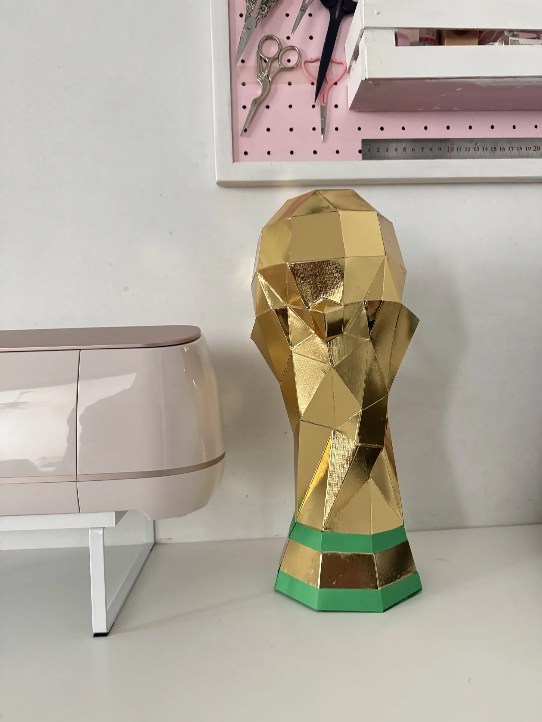Trophée de football doré en papercraft 3D en atelier