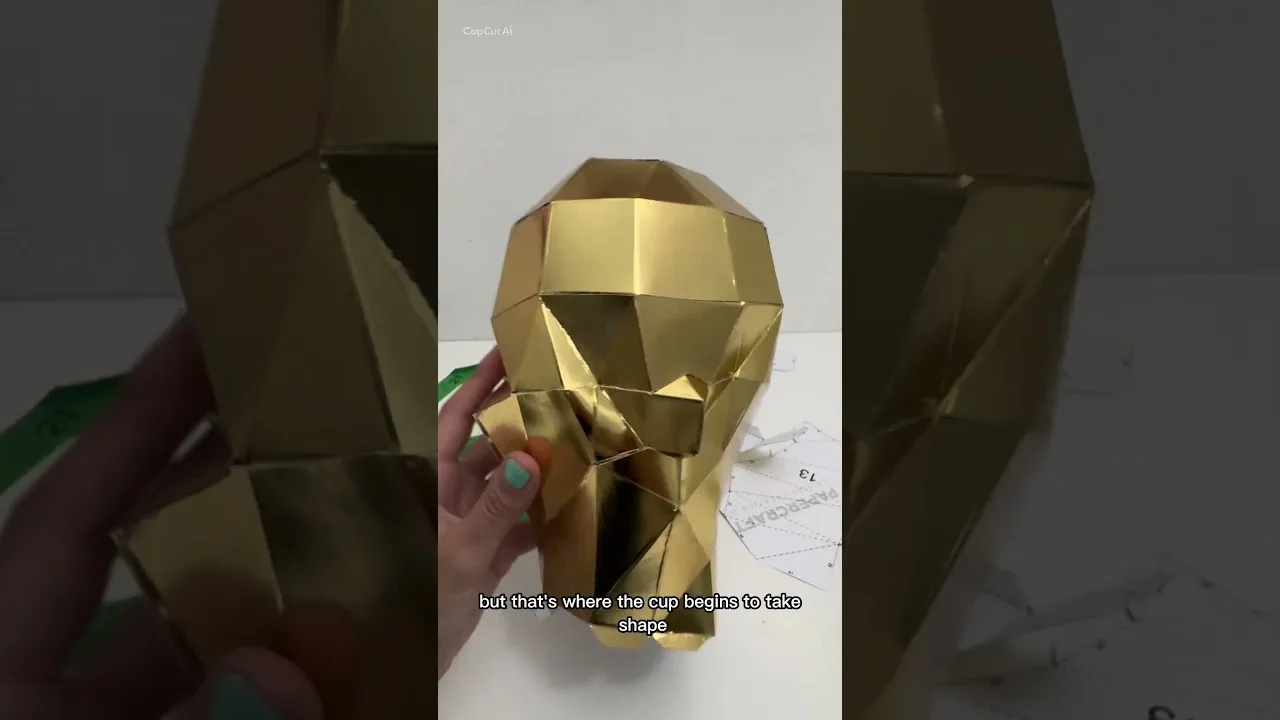 Vidéo du montage du trophée de football doré en papercraft 3D
