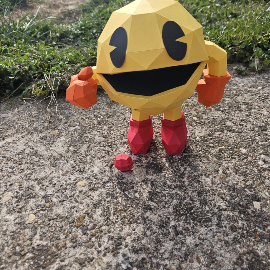Modelo de papel terminado de Pac-Man y los fantasmas