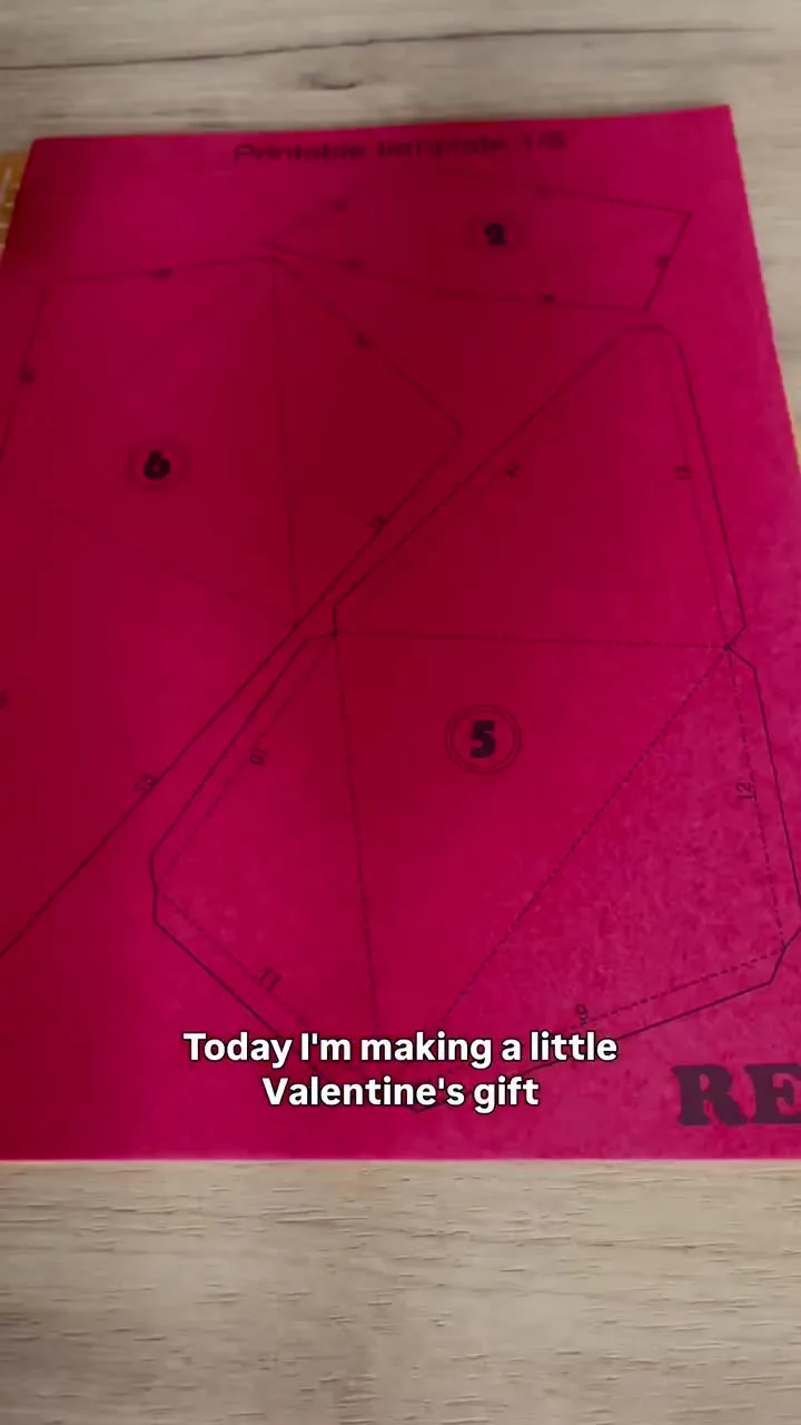 Modèle imprimable rouge pour créer un cœur en papier