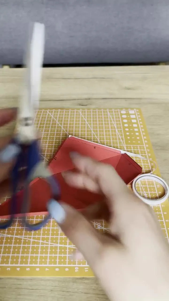 Découpage d’une pièce rouge pour cœur en origami