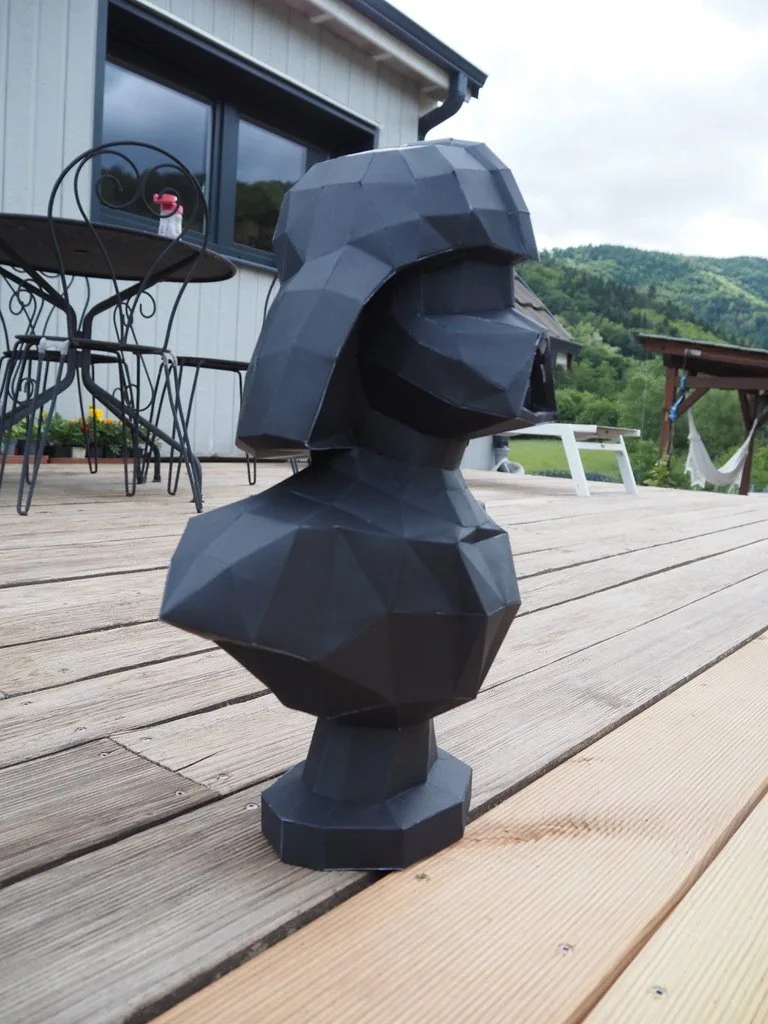 Buste de Dark Vador en papercraft noir posé sur une terrasse en bois