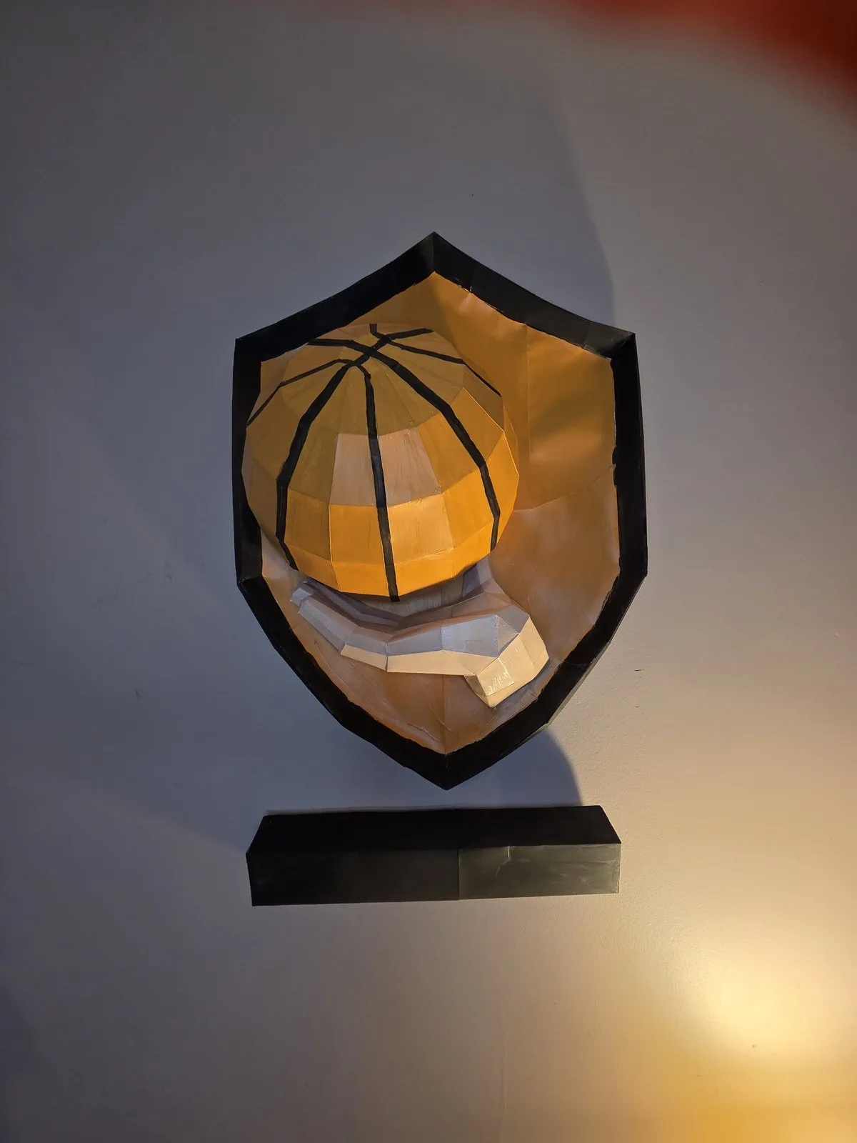 Cadre mural basket-ball noir avec ballon orange en relief